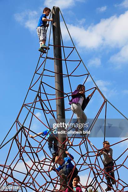 Oberhausen, North Rhine-Westphalia, NRW, Revierpark Vonderort, leisure park, playground, children on a climbing contraption