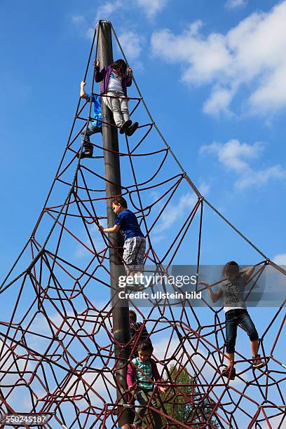 Oberhausen, North Rhine-Westphalia, NRW, Revierpark Vonderort, leisure park, playground, children on a climbing contraption