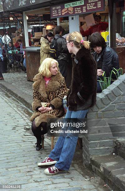 Londoner Stadtteil Camden Town - Reges Treiben vor einem Imbiss