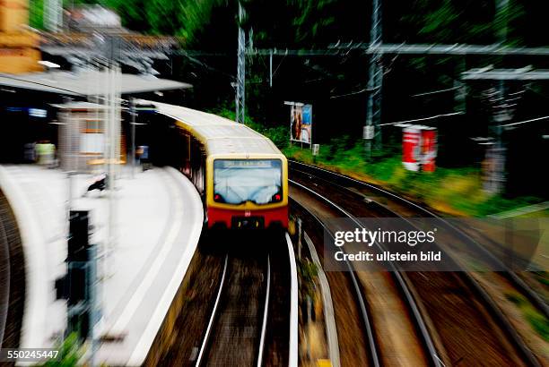 Bahn am Bahnhof Prenzlauer Allee in Berlin