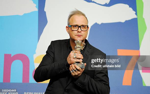 Regisseur Denis Cote mit dem Alfred-Bauer-Preis für den Film VIC+FLO SAW A BEAR während der Abschlusspressekonferenz anlässlich der 63....