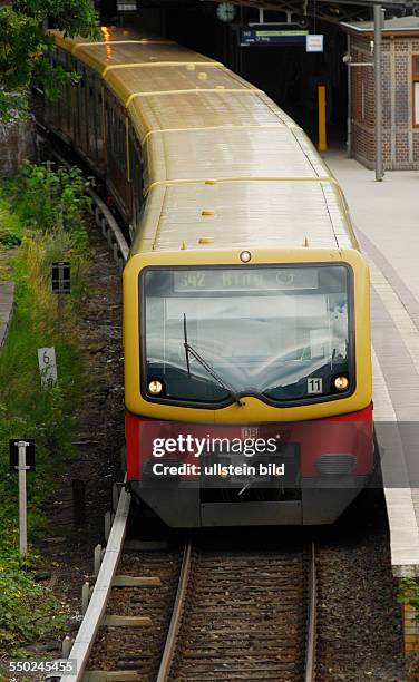 Bahn hält an dem Bahnhof Prenzlauer Allee in Berlin