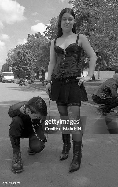 Besucher des 14. Wave-Gotik-Treffens in Leipzig