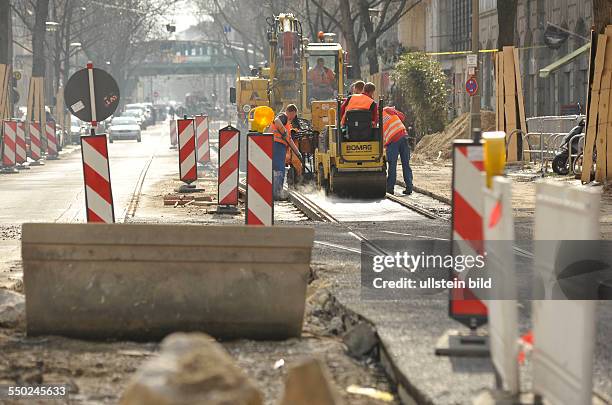 Bauerarbeiter bei der Erneuerung der Strassenbahngleise in der Pappelallee in Berlin-Prenzlauer Berg