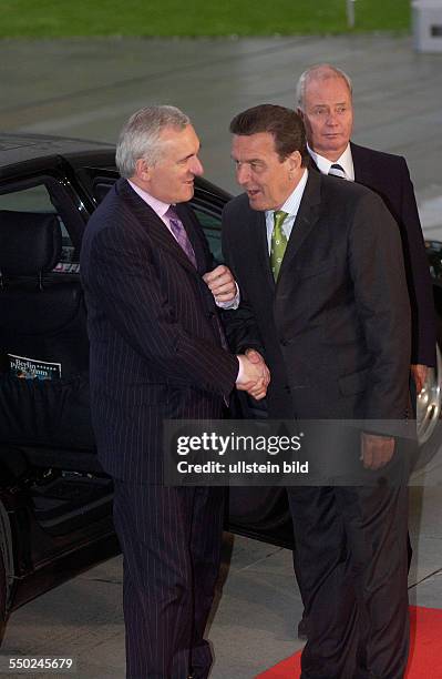 Bundeskanzler Gerhard Schröder begrüßt den irischen Ministerpräsidenten Bertie Ahern in Berlin