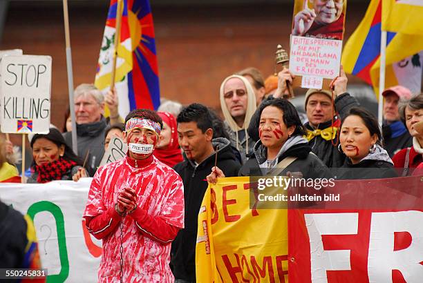 Exil-Tibeter demonstrieren vor der chinesischen Botschaft in Berlin anlässlich des 50. Jahrestages vom Volksaufstand in Tibet