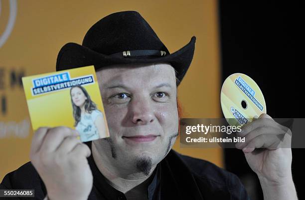 Bruno Kramm stellt die DVD - Digitale Selbstverteidigung - anlässlich einer Pressekonferenz zum Überwachungsskandal in Berlin vor