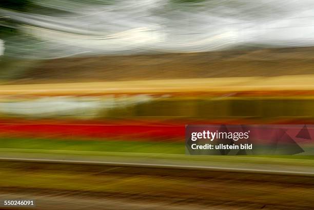 Bahn fährt durch Berlin