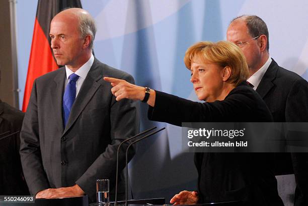 Carl-Peter Forster , Bundeskanzlerin Angela Merkel und Bundesfinanzminister Peer Steinbrück während einer Pressekonferenz zum Opel-Gipfel in Berlin