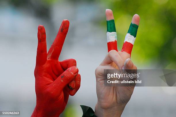 Exil-Iraner demonstrieren gegen die geplante Amtseinführung von Präsident Mahmud Ahmadinedschad in Berlin, Demonstranten haben die Finger in den...