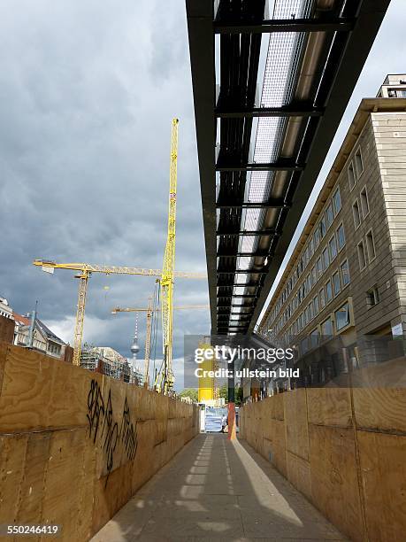 Baustelle Unter den Linden - Durch einen Tunnelgang von Bauabsperrungen, fuer Fussgaenger, an der Baustelle vorbei, in Berlin-Mitte