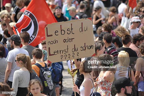 Schulstreik in Berlin - Schüler und Studenten demonstrieren für bessere Bildung