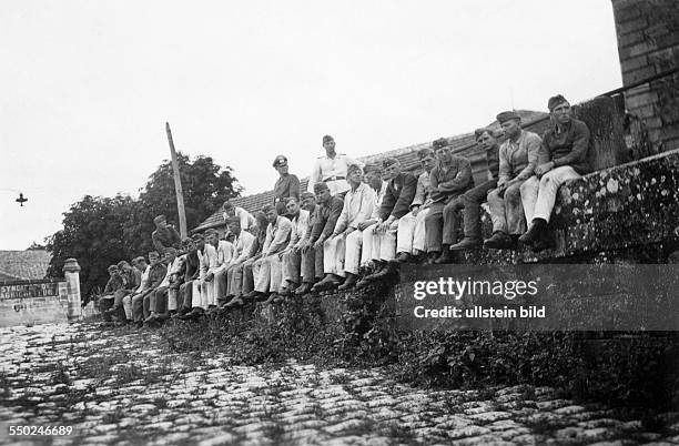 Soldaten der Wehrmacht auf Motorrädern in Frankreich - Normandie um 1940 *Aufnahmedatum geschätzt, Orte unbekannt*