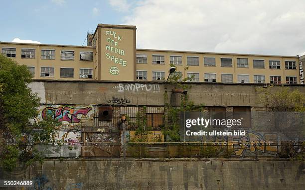 -Fuck Off Media Spree- steht an einem leerstehenden Gebäude am Stralauer Platz in Berlin-Friedrichshain