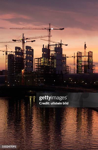 Baustelle am Hauptbahnhof Lehrter Bahnhof im Abendlicht