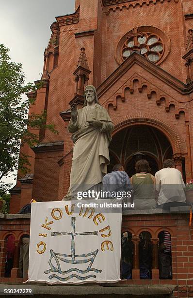 Kirchentagsbesucher warten vor der Gethsemanekirche auf den Beginn gemeinsamen Abendmahls anlässlich des Ökumenischen Krichentages in Berlin