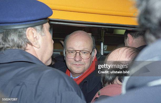 Berlins Regierender Bürgermeister Walter Momper während der Wiedereröffnung der Berliner U-Bahnlienie 2