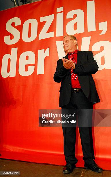 Lothar Bisky während eines Statements zum Ergebnis der Bundestagswahl auf der Wahlparty der Partei Die Linke in der Kulturbrauerei in Berlin