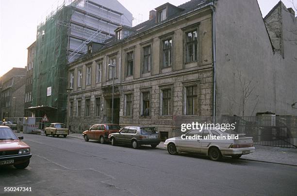 Heruntergekommenes Wohnhaus in der Auguststrasse in Berlin-Mitte