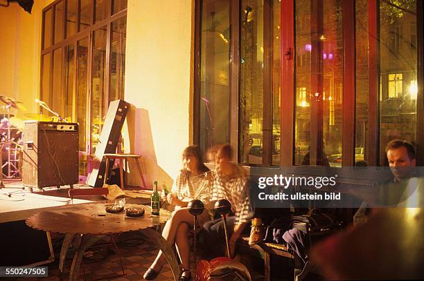 Besucher im Cafe ZAPATE im Kunst- und Kulturhauses Tacheles in der Oranienburger Strasse