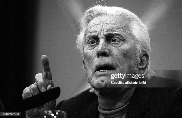 Schauspieler Kirk Douglas während einer Pressekonferenz anlässlich der 51. Internationalen Berliner Filmfestspiele