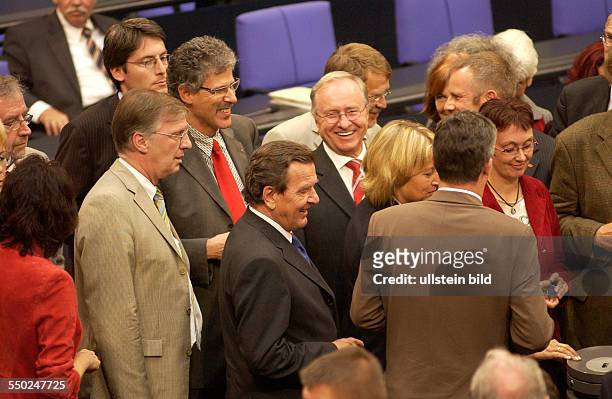 Bundeskanzler Gerhard Schröder schreitet mit anderen Bundestagsabgeordneten zur Abstimmung über die Verlängerung des Bundeswehreinsatzes in...