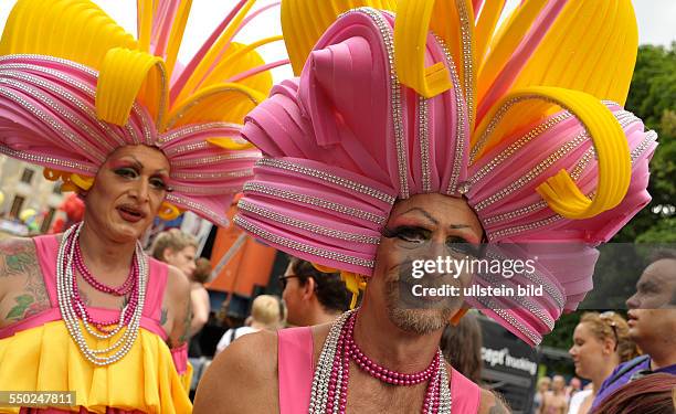 Schwule und Lesben demonstrieren auf dem 34. Christopher Street Day in Berlin für mehr Gleichberechtigung