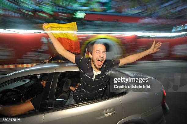 Deutsche Fußballfans feiern den Sieg ihrer Mannschaft im Viertelfinale nach dem Spiel Deutschland-Griechenland anlässlich der UEFA...