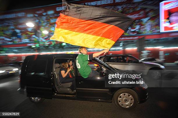 Deutsche Fußballfans feiern den Sieg ihrer Mannschaft im Viertelfinale nach dem Spiel Deutschland-Griechenland anlässlich der UEFA...