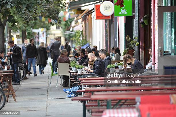 Freisitze verschiedener Cafes und Restaurants auf der Stargarder Strasse in Berlin-Prenzlauer Berg