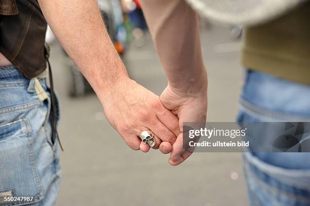 Schwule und Lesben demonstrieren auf dem 34. Christopher Street Day in Berlin für mehr Gleichberechtigung