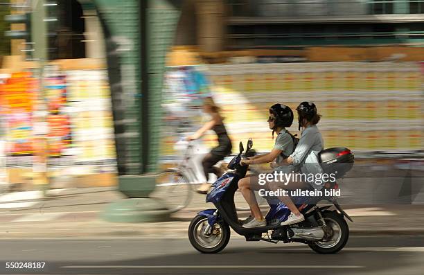 Moped fährt auf der Schönhauser Allee durch Berlin-Prenzlauer Berg