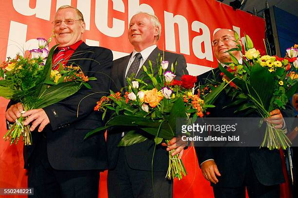 L.n.r.: Lothar Bisky, Oskar Lafontaine und Gregor Gysi während eines Statements zum Ergebniss der Bundestagswahl auf der Wahlparty der Partei Die...