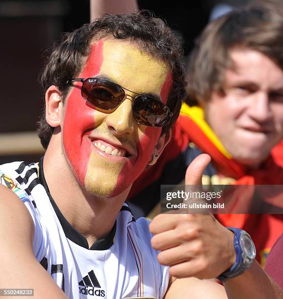 Optimistische spanische Fußballfans verfolgen das Vorrundenspiel Spanien-Schweiz anlässlich der Fußball-Weltmeisterschaftmeisterschaft 2010 in der...