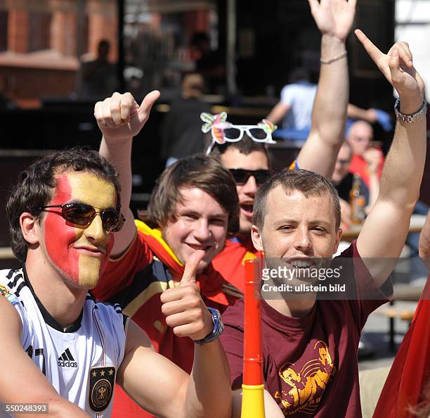 Optimistische spanische Fußballfans verfolgen das Vorrundenspiel Spanien-Schweiz anlässlich der Fußball-Weltmeisterschaftmeisterschaft 2010 in der...