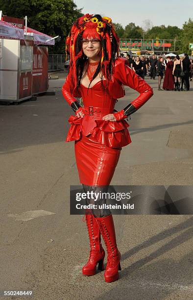 Besucher auf dem 20. Wave-Gotik-Treffen in Leipzig