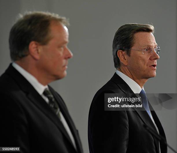 Berlin - Bundesentwicklungsminister Dirk Niebel und Bundesaußenminister Guido Westerwelle anlässlich eines Pressestatements zum Stadd deutscher...