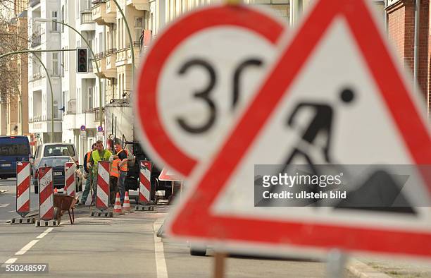 Verkehrsschild: Achtung Bauarbeiten anlässlich der Erneuerung der Strassendecke auf der Wichertstrasse in Berlin-Prenzlauer Berg
