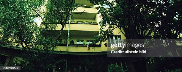 Lomografie - Deutschlandfahnen hängen an einem Balkon in der Wisbyer Strasse in Berlin-Pankow anlässlich der UEFA Fußball-Europameisterschaft 2012