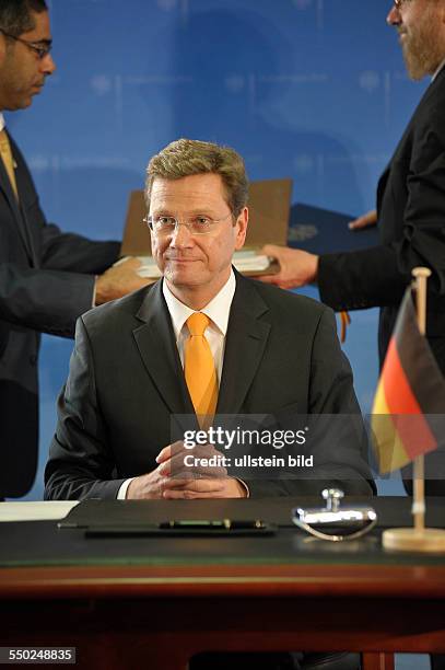 Bundesaußenminister Guido Westerwelle anlässlich der Vertragsunterzeichnung des deutsch-emiratischen Doppelbesteuerungsabkommens in Berlin