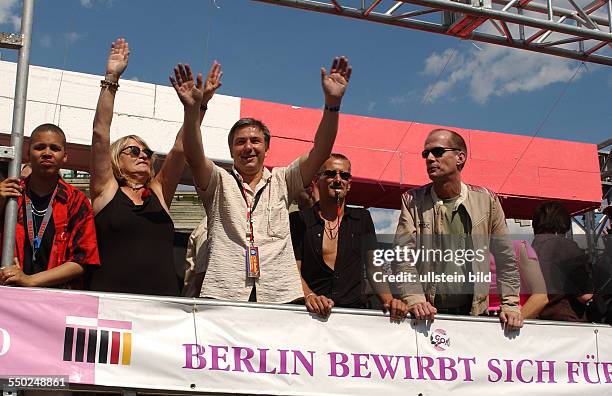 L.n.r.: Feministin Alice Schwarzer , Klaus Wowereit , sein Lebensgefährte Jörn Kubicki und Schauspieler Georg Uecker auf einem Wagen anlässlich des...