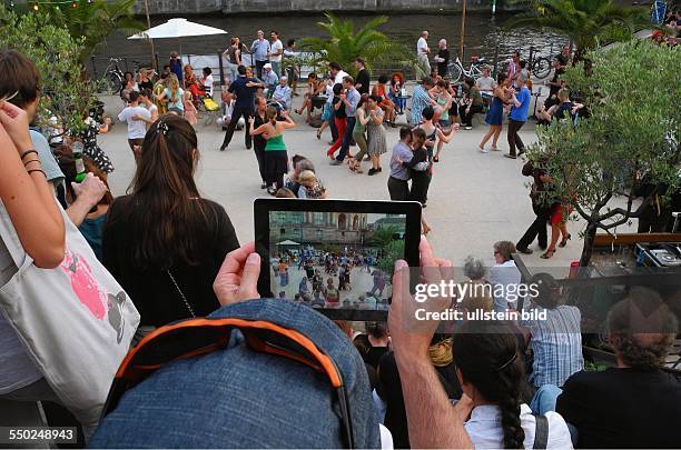 Am gestrigen Abend war die Monbjou-Strandbar gegenueber dem Bodemuseum der Treffpunkt fuer Liebhaber des Tangos... Touristen aus aller Welt finden...