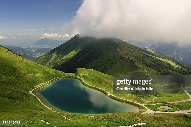 Künstlich angelegter See, Speichersee, speist die Schneekanonen, die die Pisten der Fellhorn- und Kanzelwandbahn komplett beschneien, dahinter das...