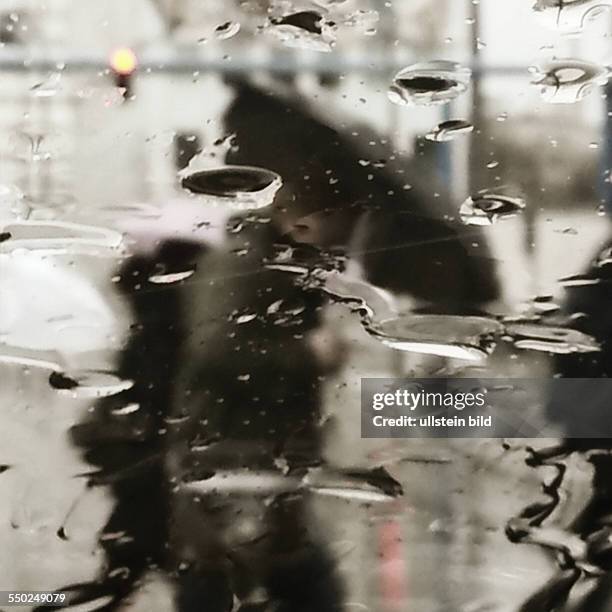 Lomografie - Fußgänger im strömenden Regen in Berlin