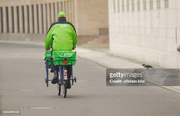 Zusteller der PIN AG auf einem Fahrrad in Berlin