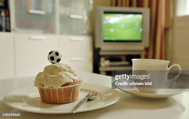 Fußball-Muffin und die Fußball-Weltermisterschaft im Fernsehen verfolgen