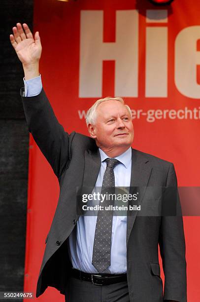 Oskar Lafontaine spricht auf der Wahlkampfabschlussveranstaltung anlässlich der bevorstehenden Bundestagswahl auf dem Alexanderplatz in Berlin