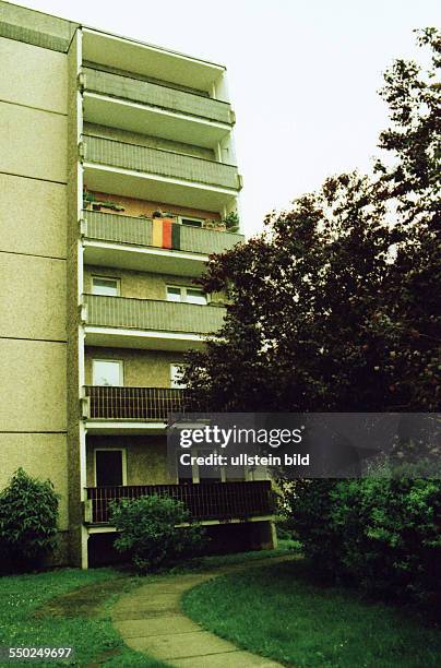 Lomografie - Deutschlandfahnen schmücken ein Plattenbau in der Greta-Garbo-Straße in Berlin-Pankow anlässlich der UEFA Fußball-Europameisterschaft...