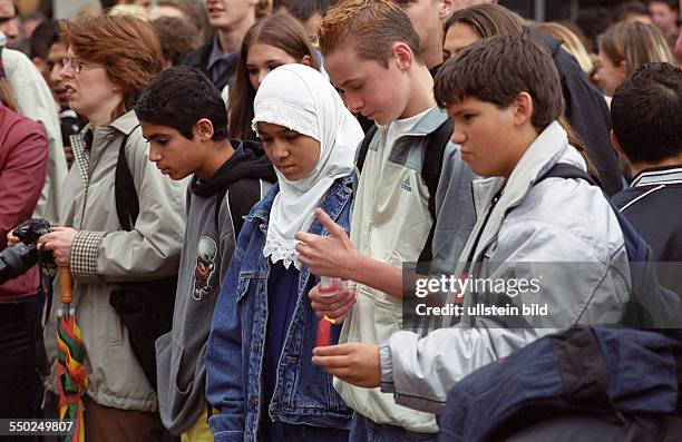 Betroffene Teilnehmer der Mahnwache in Berlin wenige Stunden nach den Terroranschlägen in den USA