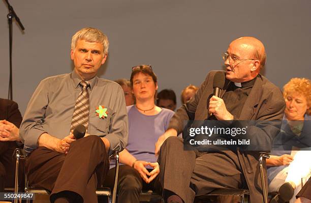 Weihbischof Dr. Hans-Jochen Jaschke und Landesbischof Dr. Johannes Friedrich während einer Diskussionsrunde über -Die Rolle der Frau in der...